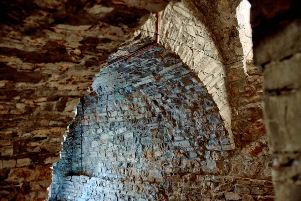 The castle museum has medieval arched passageways, stone walls inside — Stock Photo, Image