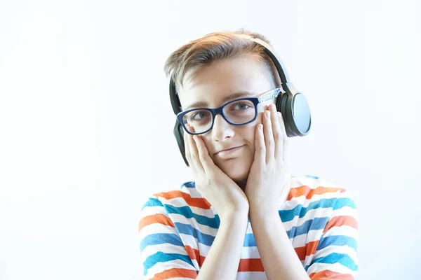 Αστείο Αγόρι Έφηβος Ακούει Μουσική Στα Ακουστικά — Φωτογραφία Αρχείου