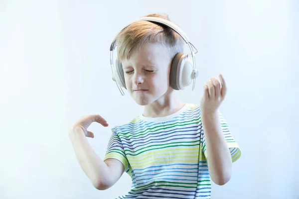 Rolig Pojke Hörlurar Lyssnar Musik Och Danser — Stockfoto