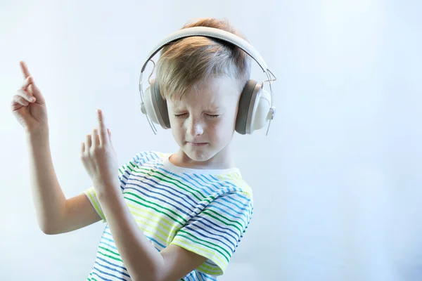 Grappige Jongen Hoofdtelefoon Luistert Naar Muziek Dansen — Stockfoto