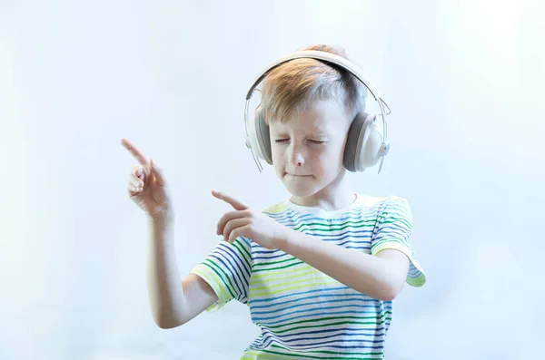 Αστείο Αγόρι Ακουστικά Ακούει Μουσική Και Χορούς — Φωτογραφία Αρχείου