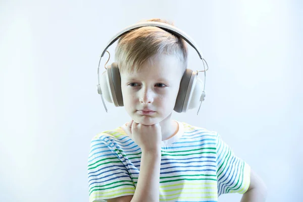 Grappige Jongen Hoofdtelefoon Luistert Naar Muziek — Stockfoto