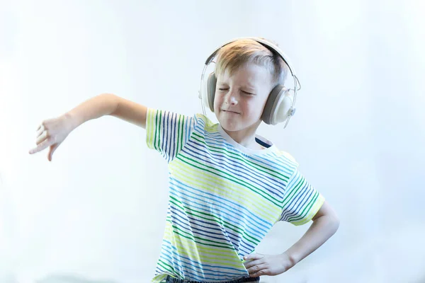 Grappige Jongen Hoofdtelefoon Luistert Naar Muziek Dansen — Stockfoto