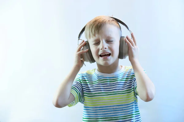 Αστείο Αγόρι Ακουστικά Ακούει Μουσική Και Τραγουδά Ένα Τραγούδι — Φωτογραφία Αρχείου