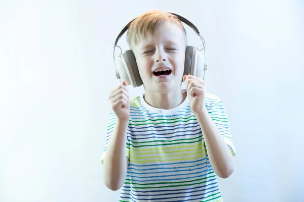 Grappige Jongen Hoofdtelefoon Luistert Naar Muziek Zingt Een Lied — Stockfoto