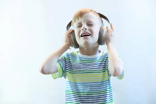 Αστείο Αγόρι Ακουστικά Ακούει Μουσική Και Τραγουδά Ένα Τραγούδι — Φωτογραφία Αρχείου