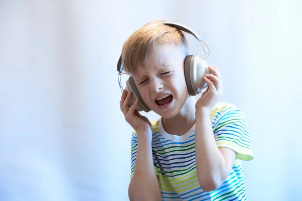 Rolig Pojke Hörlurar Lyssnar Musik Och Sjunger Sång — Stockfoto