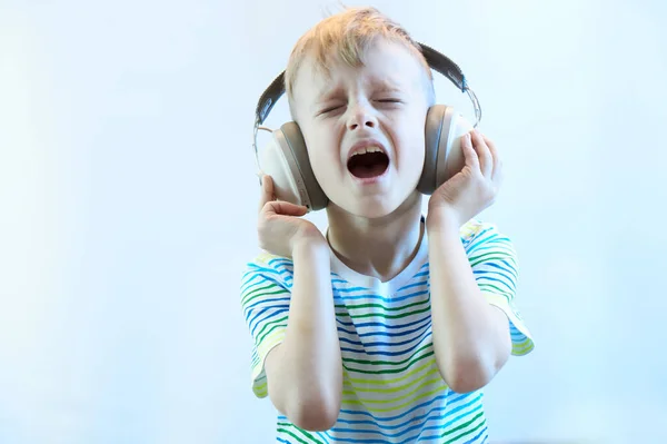 Kulaklıklı Komik Çocuk Müzik Dinler Şarkı Söyler — Stok fotoğraf
