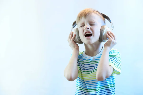 헤드폰을 소년이 음악을 노래를 부른다 — 스톡 사진