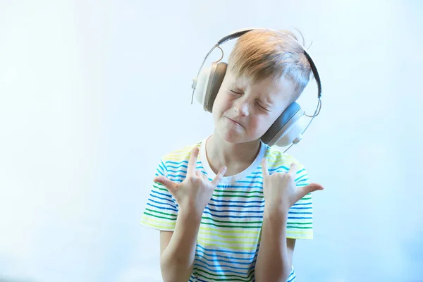 Grappige Jongen Hoofdtelefoon Luistert Naar Muziek — Stockfoto