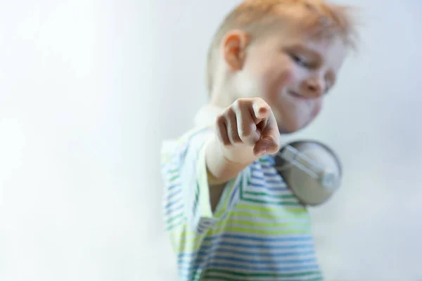 Pequeño Chico Rubio Bailando Emocionalmente Estudio — Foto de Stock