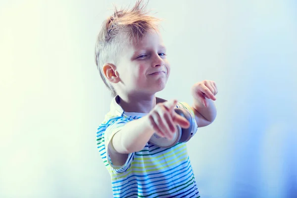 Kleiner Blonder Junge Tanzt Emotional Studio — Stockfoto