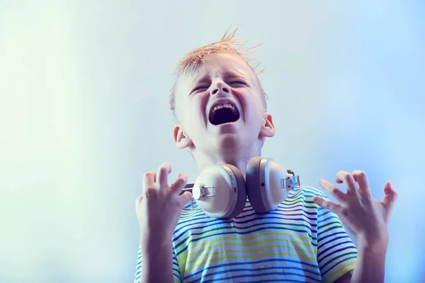 Маленький Мальчик Эмоционально Поет Песню — стоковое фото