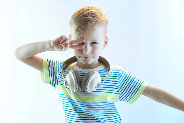 Μικρό Ξανθό Αγόρι Που Χορεύει Συναισθηματικά Στο Στούντιο — Φωτογραφία Αρχείου