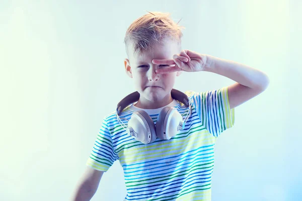 Pequeño Chico Rubio Bailando Emocionalmente Estudio — Foto de Stock