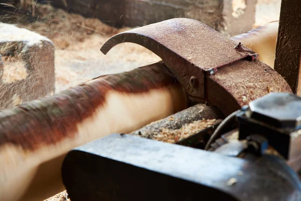 Una Máquina Sierra Corta Corteza Troncos Madera Aserradero — Foto de Stock