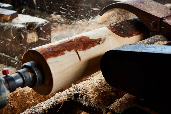 Una Máquina Sierra Corta Corteza Troncos Madera Aserradero —  Fotos de Stock