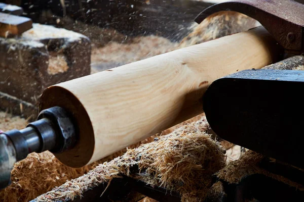 製材所の木の丸太から樹皮を切断する — ストック写真