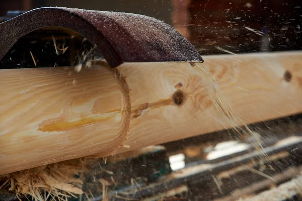 Пильный Станок Вырезает Кору Деревянных Бревен Лесопилке — стоковое фото