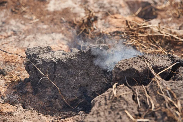 Torba Fumante Nel Terreno Sale Fumo — Foto Stock