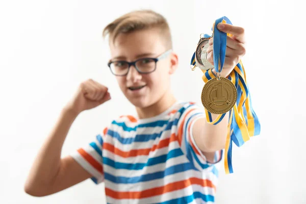 Der Junge Jubelt Emotional Feiert Den Sieg Hält Verschiedene Medaillen — Stockfoto