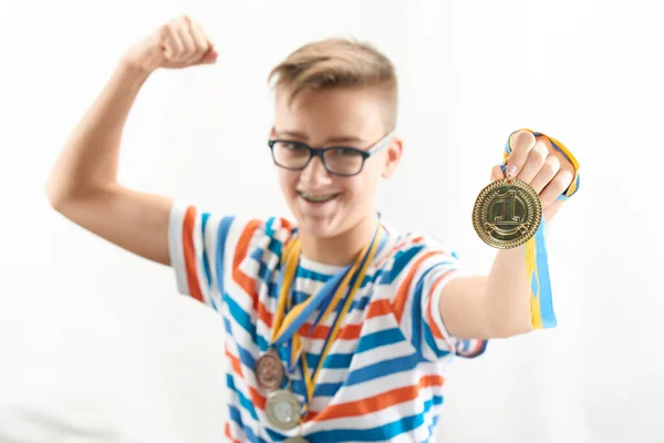 소년은 감정적으로 자리를 금메달을 — 스톡 사진