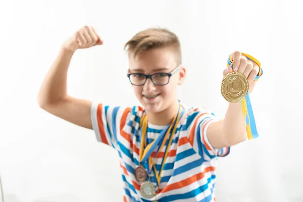 Der Junge Jubelt Emotional Hält Eine Goldmedaille Für Den Ersten — Stockfoto