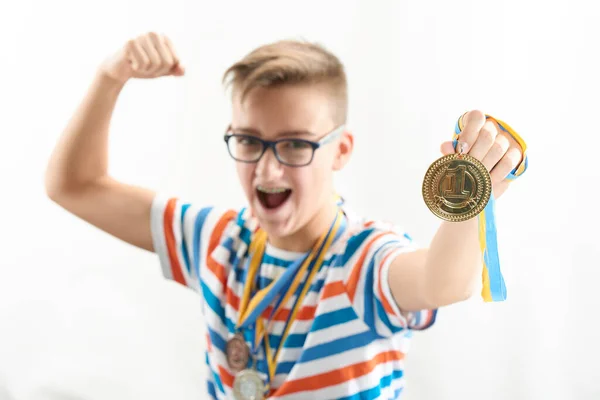 Niño Regocija Emocionalmente Tiene Sus Manos Una Medalla Oro Para —  Fotos de Stock