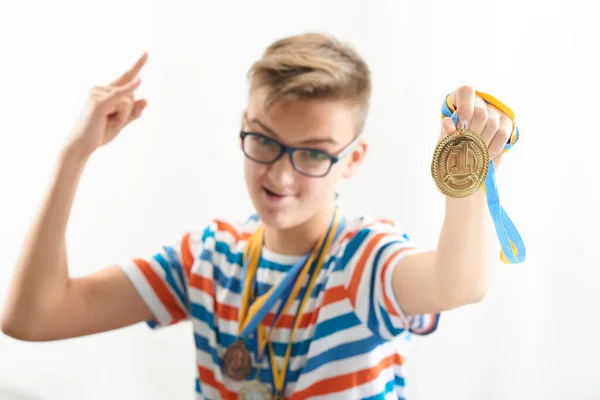 소년은 감정적으로 자리를 금메달을 — 스톡 사진