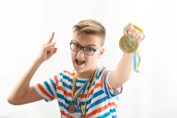 Хлопчик Радіє Емоційно Тримає Руках Золоту Медаль Перше Місце — стокове фото