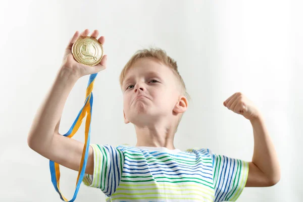 Jongen Houdt Zijn Handen Een Gouden Medaille Voor Eerste Plaats — Stockfoto