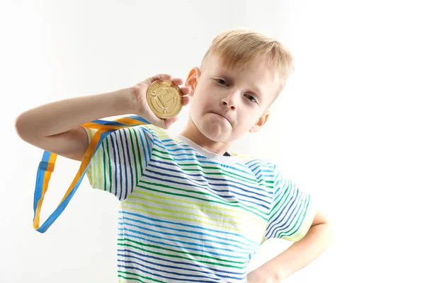 Chico Tiene Sus Manos Una Medalla Oro Para Primer Lugar — Foto de Stock