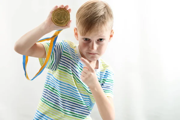 Menino Segura Suas Mãos Uma Medalha Ouro Para Primeiro Lugar — Fotografia de Stock