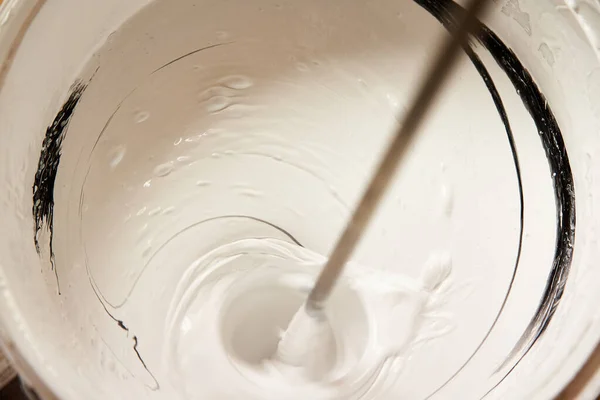 Industriemischer Mischt Farbe Mit Wasseremulsion Einem Eimer — Stockfoto