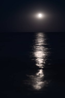 Moon mavi gökyüzü, deniz horizon, dalgalar, ışığın yansıması. Dikey kompozisyon