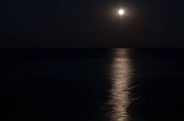 ay gece gökyüzü, deniz horizon, dalgalar, ışığın yansıması.