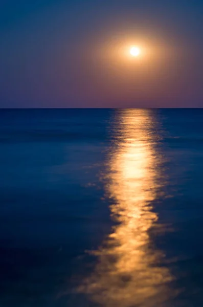 Luna Nel Cielo Blu Notte Orizzonte Marino Onde Riflesso Luce — Foto Stock