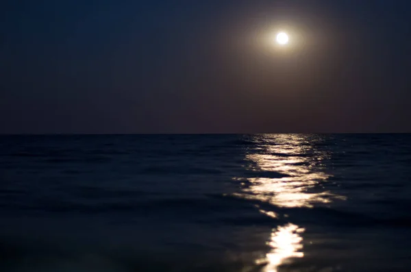 Luna Nel Cielo Notturno Orizzonte Marino Onde Riflesso Luce — Foto Stock