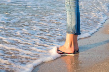 kot pantolon ve sörf sandalet kadın bacaklar