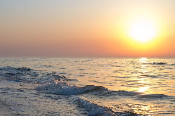 deniz horizon, dalgalar, su sıçramalarına gündoğumu