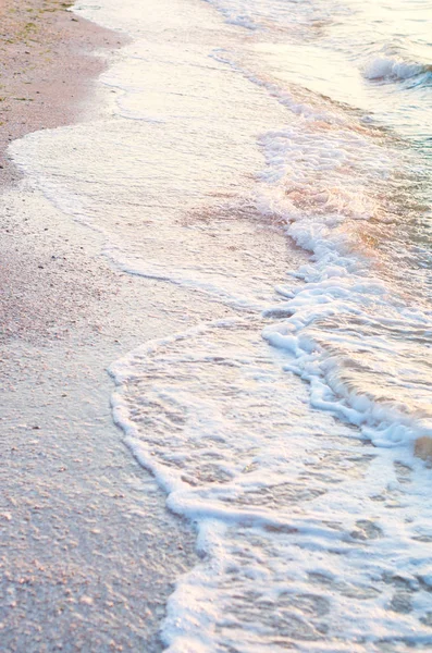 Sahilde güneşin deniz sörf