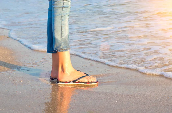Beine Eines Mädchens Jeans Und Sandalen Meer Sonnenlicht — Stockfoto