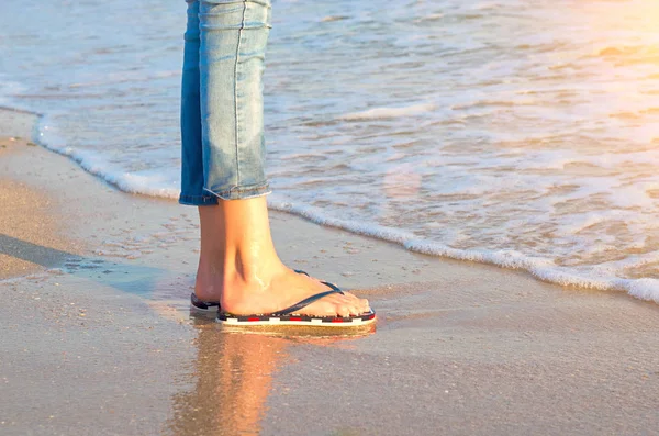 Jambes Une Fille Jeans Sandales Dans Une Vague Mer Lumière — Photo