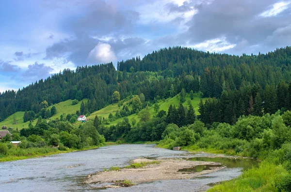 Casa Orilla Del Río Fondo Las Montañas Cárpatos Ucrania — Foto de Stock
