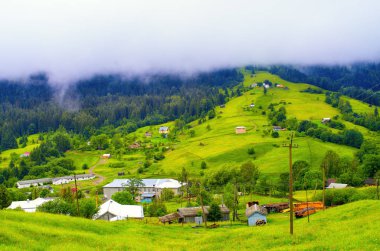 Alçak bulutlar dağlar köyde üzerinde. Ukrayna Karpatlar
