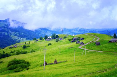 Alçak bulutlar dağlar köyde üzerinde. Ukrayna Karpatlar