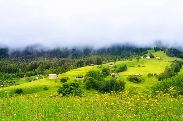 Nuvens Baixas Sobre Aldeia Nas Montanhas Ucrânia Cárpatos — Fotografia de Stock