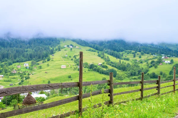 Cerca Madera Fondo Del Pueblo Las Montañas Niebla Ucrania Cárpatos — Foto de Stock