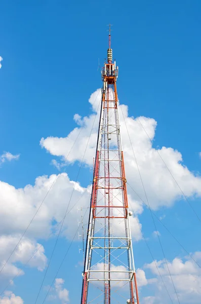 Communicatie Toren Tegen Hemel Met Wolken — Stockfoto