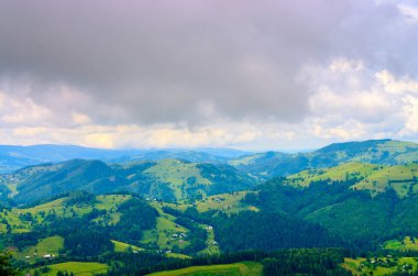 Havadan görünümü, siste Dağ doruklarına. Ukrayna Karpatlar